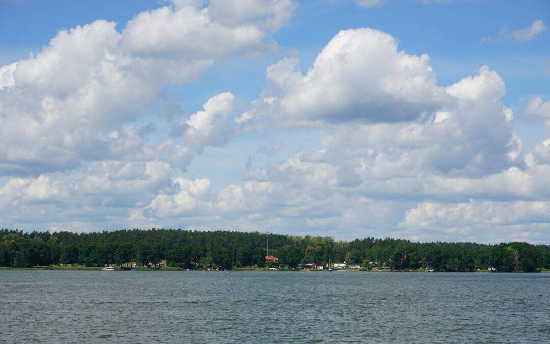 Ekskluzywne domki nad wodą: renesans mazurskiego relaksu